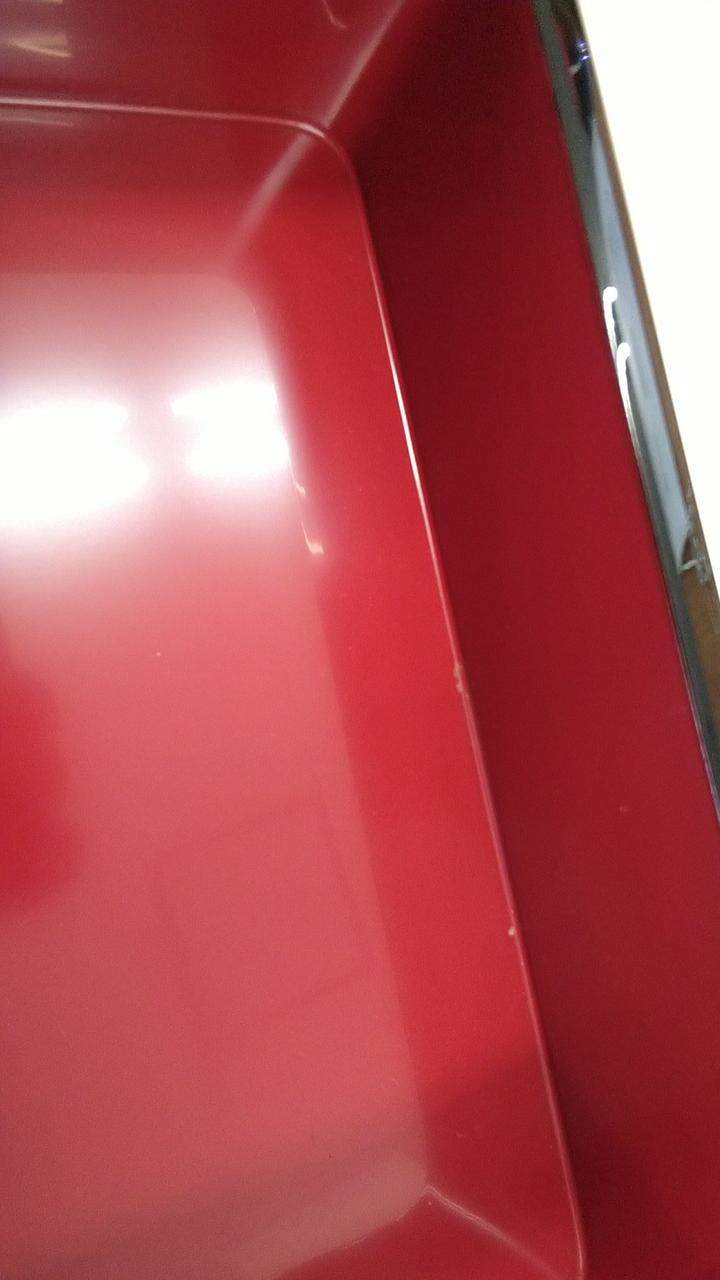 底面と側面の合わせにある点々とした汚れ