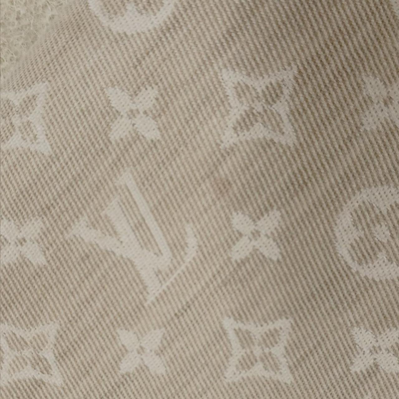 中央にシミの様な汚れがあります。