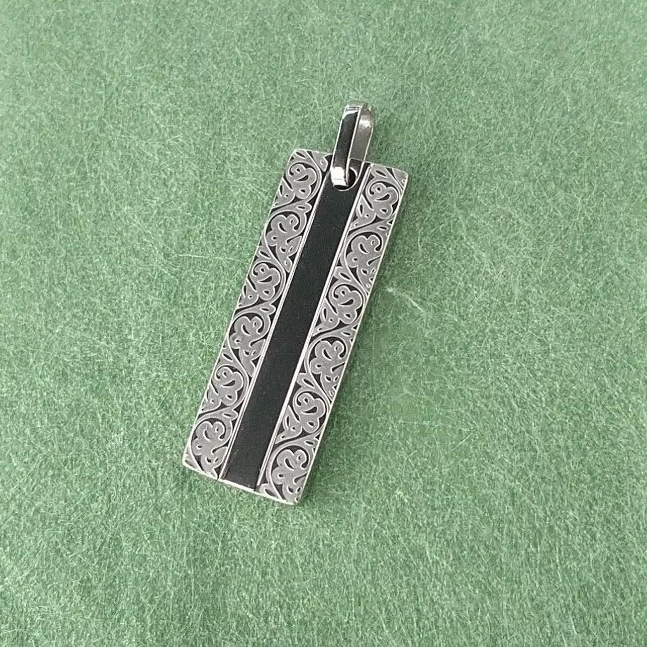 反射で分かりにくいですが色はシルバーです