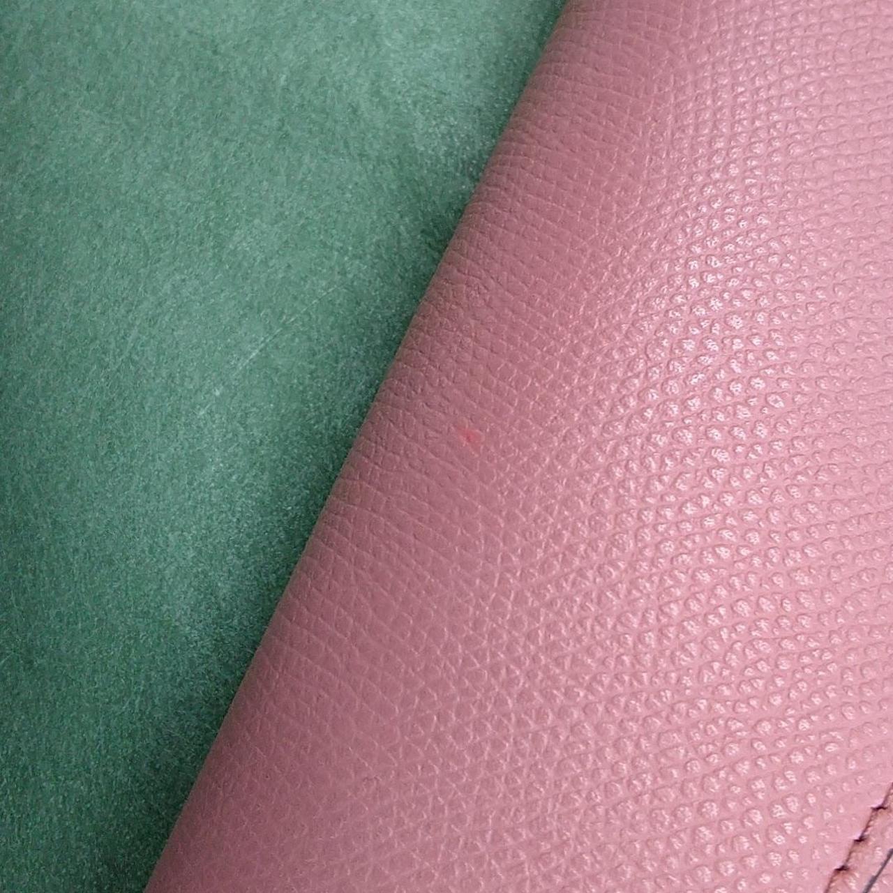 表面上部に小さい汚れ？変色？あり