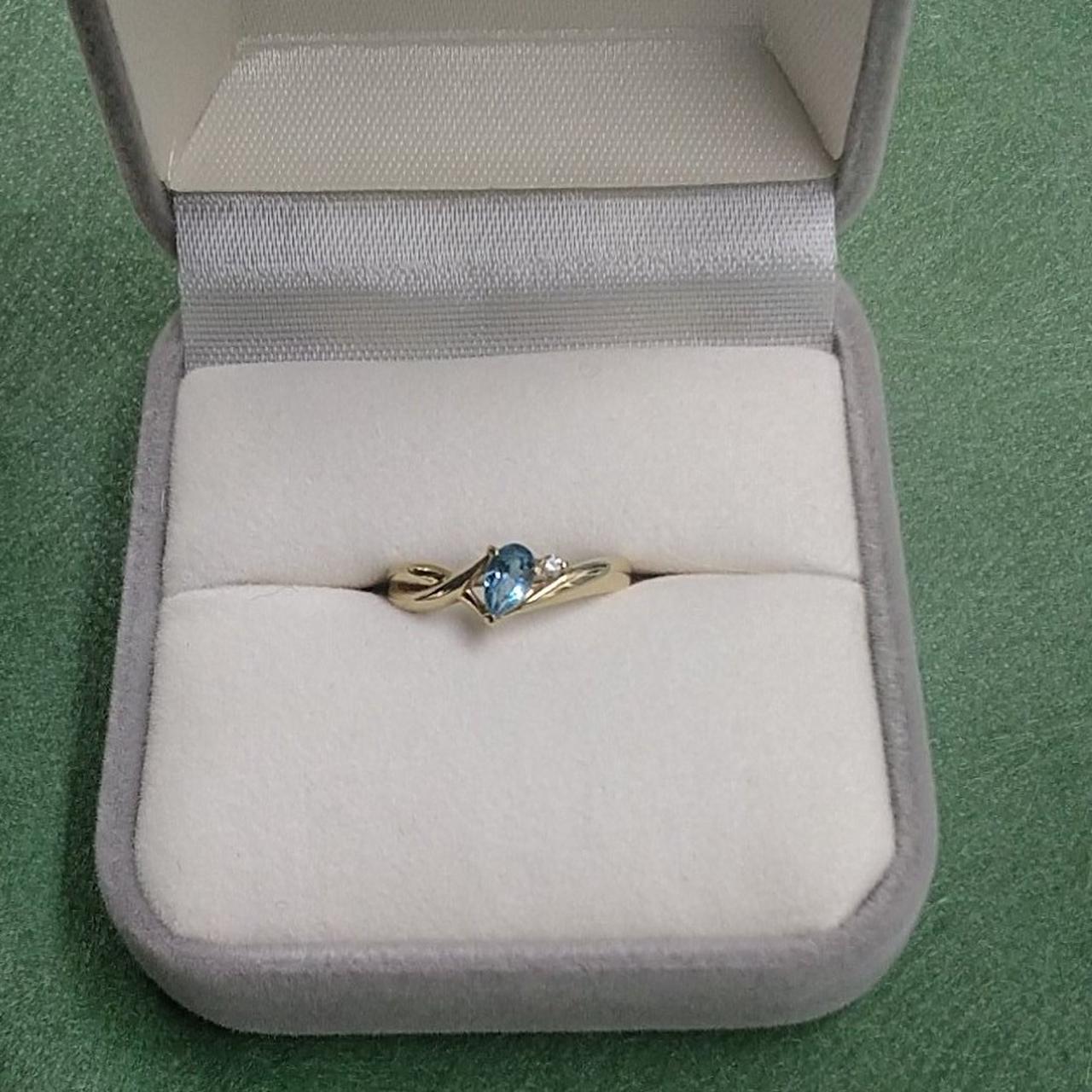 地金カラーはイエローゴールドです