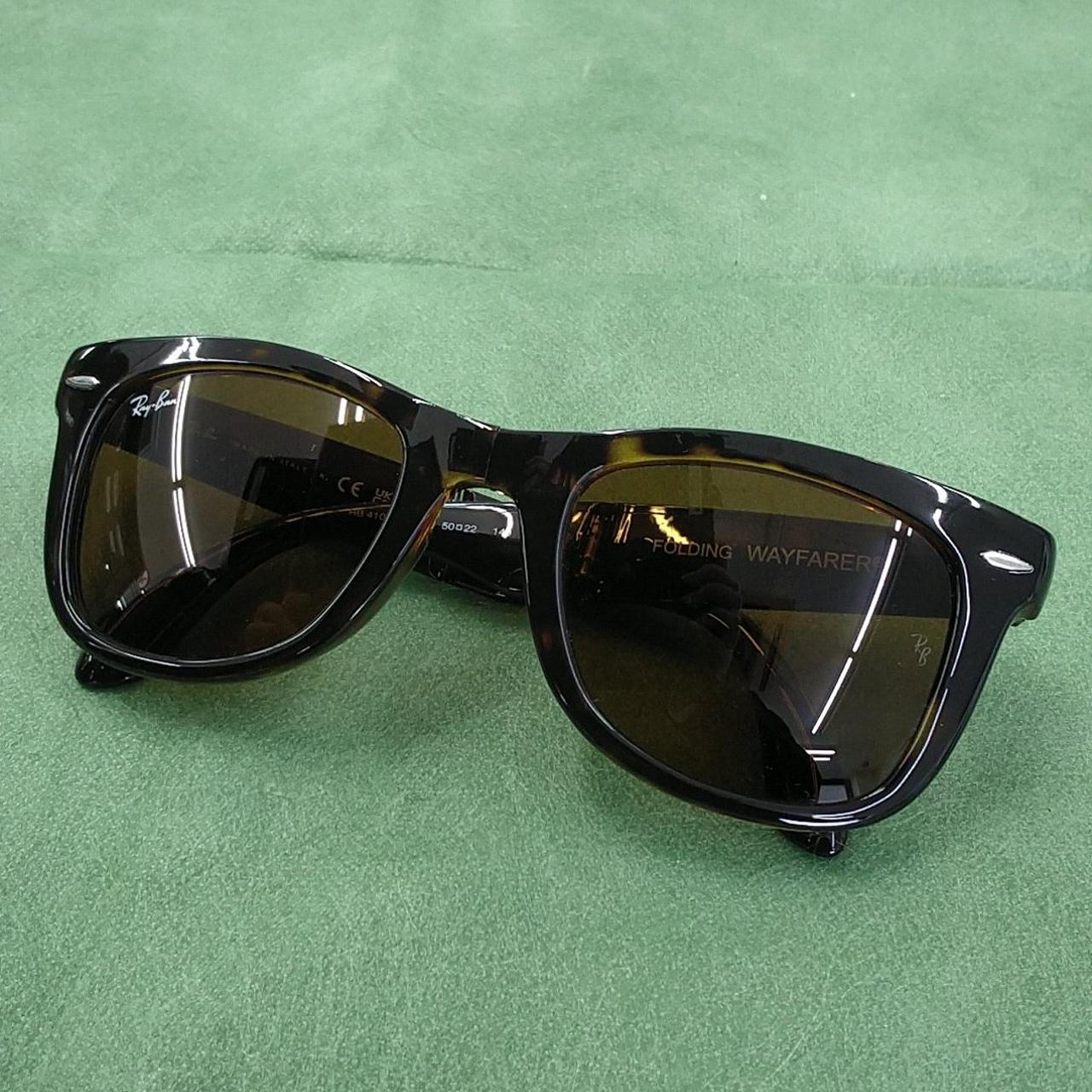 折りたためるタイプのサングラスです