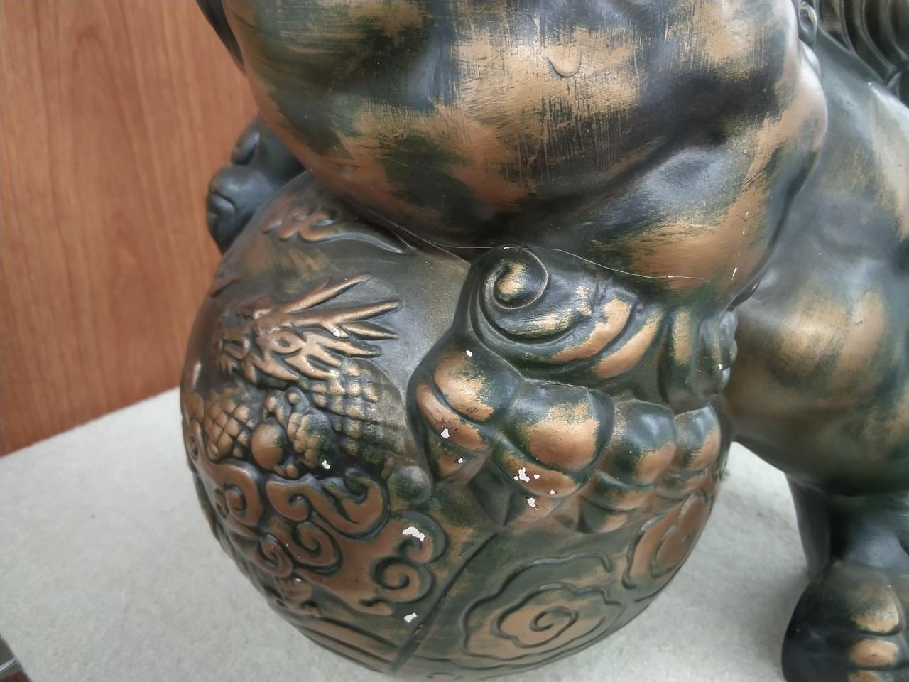 薄く線のような割れがあります。