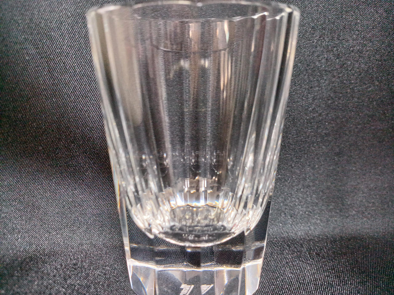 小さな白い点のがへこみがあります。