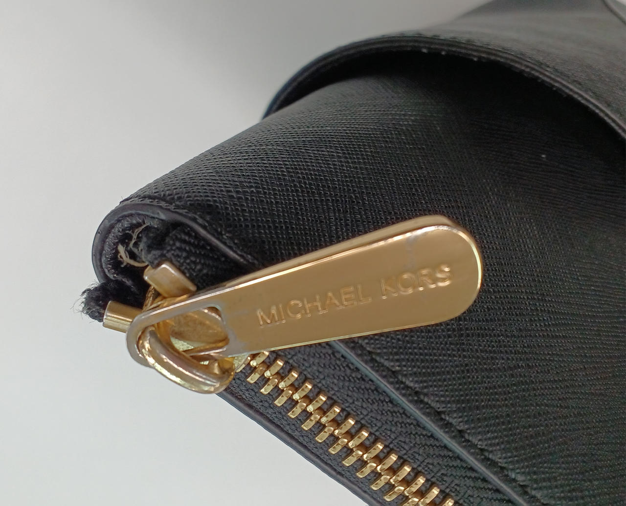 開口部ファスナー引手の塗装ハガレあり。