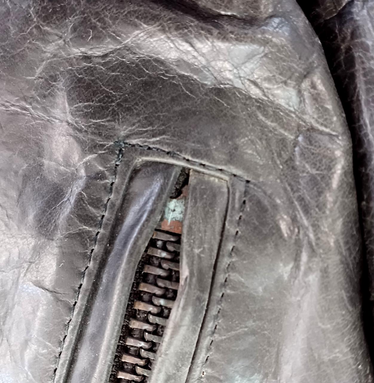 右前身頃外側ポケット下止めサビあり。