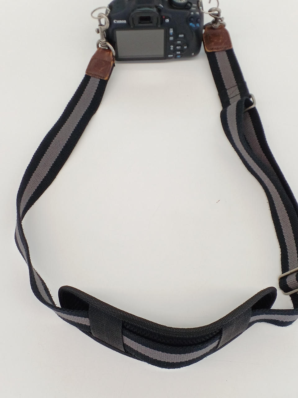 ショルダーストラップはバッグ用を転用