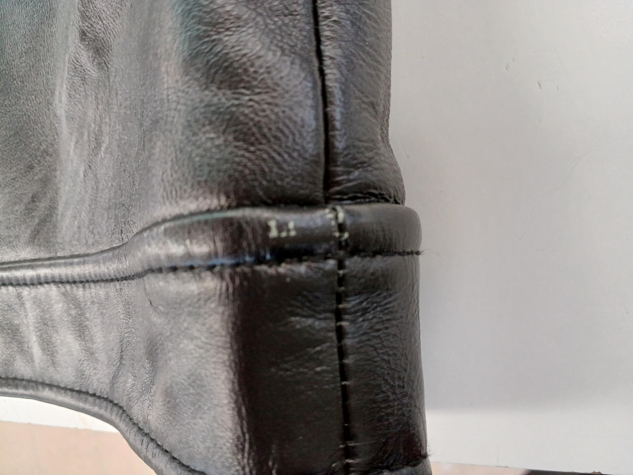 右裾端部分若干の塗装ハガレあり。