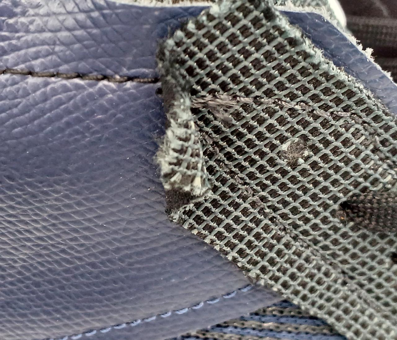 左足右側に折れ曲がりあり