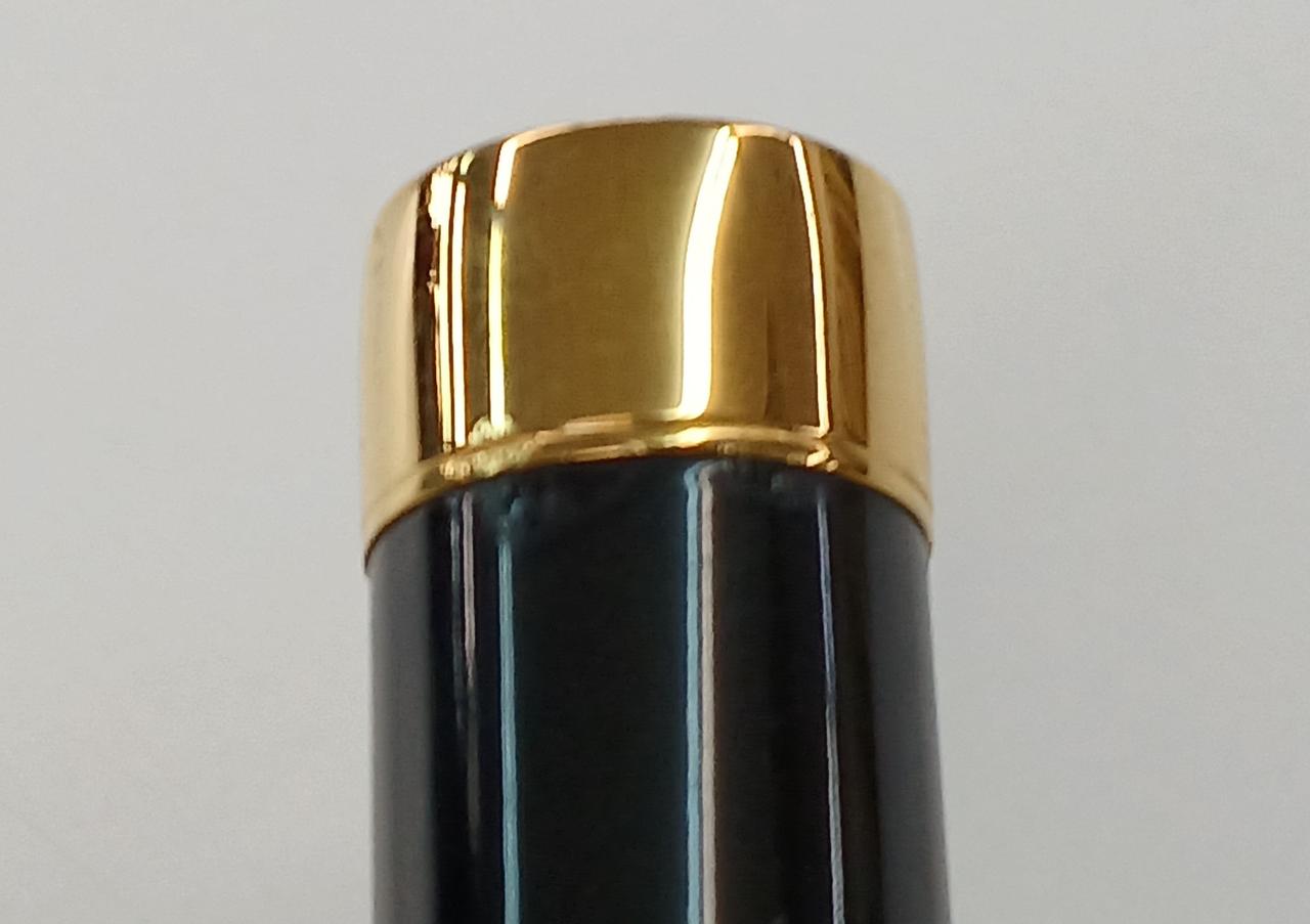 キャップの一部分に接着剤跡あり