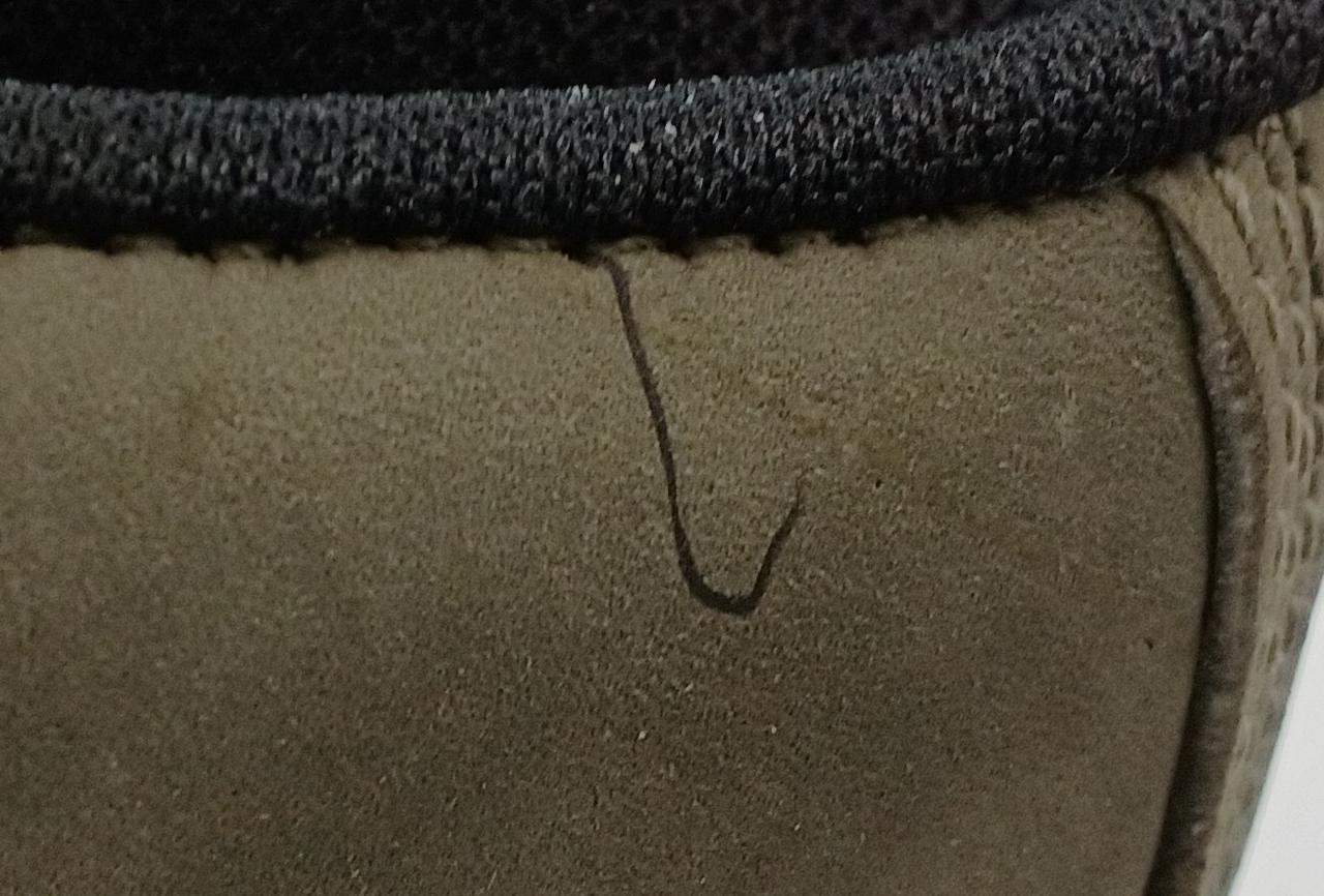 ペン跡のような汚れがあります。