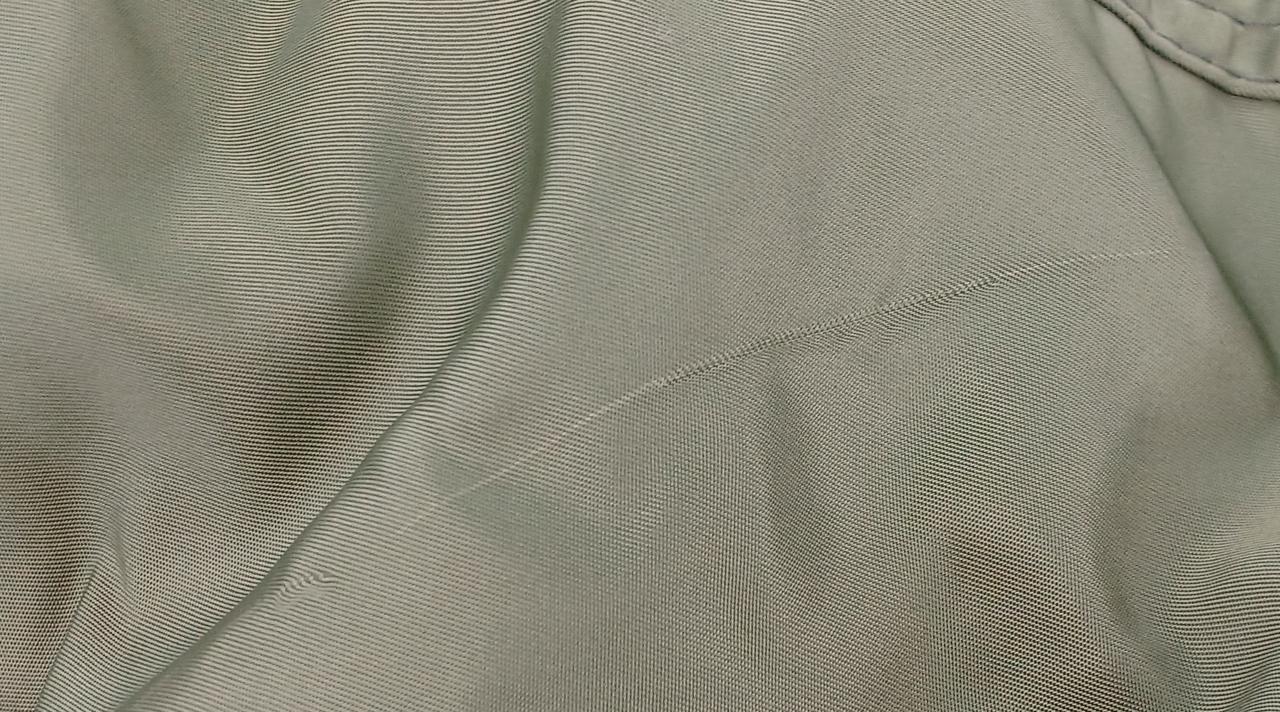 背面左腕の袖部分にスレあり