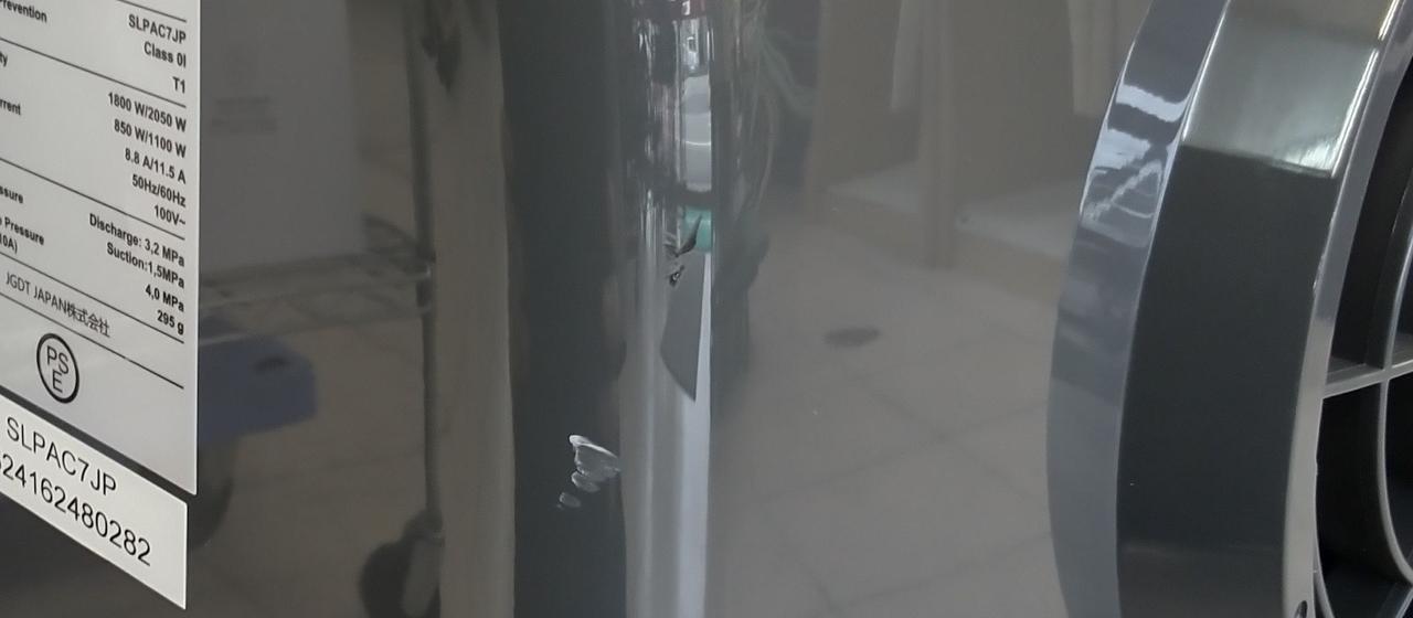 背面ラベル付近にキズが2カ所あります