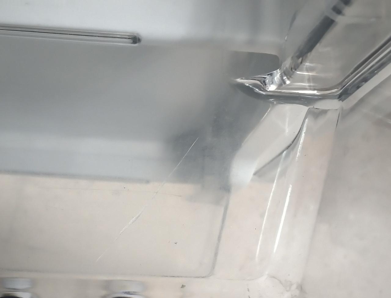 ドア側2段目のトレーにキズあり