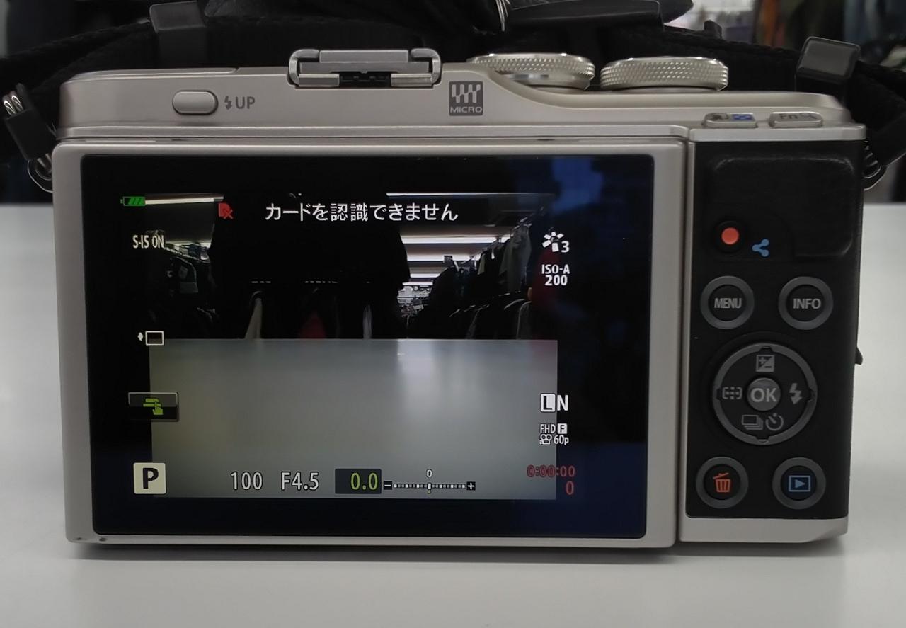 左側に色焼けあります