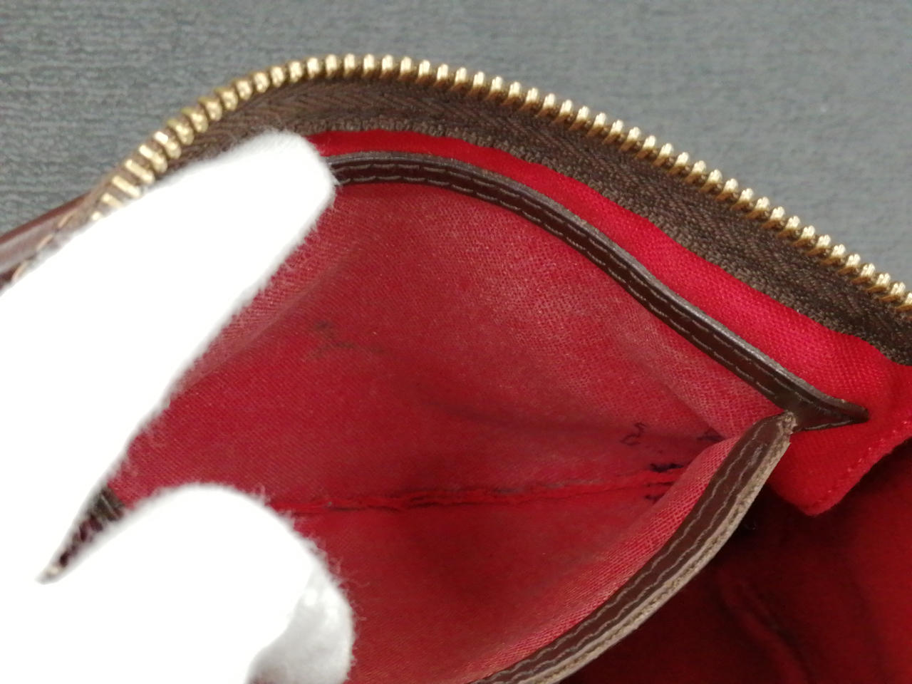 内ポケットにシミ、汚れがあります