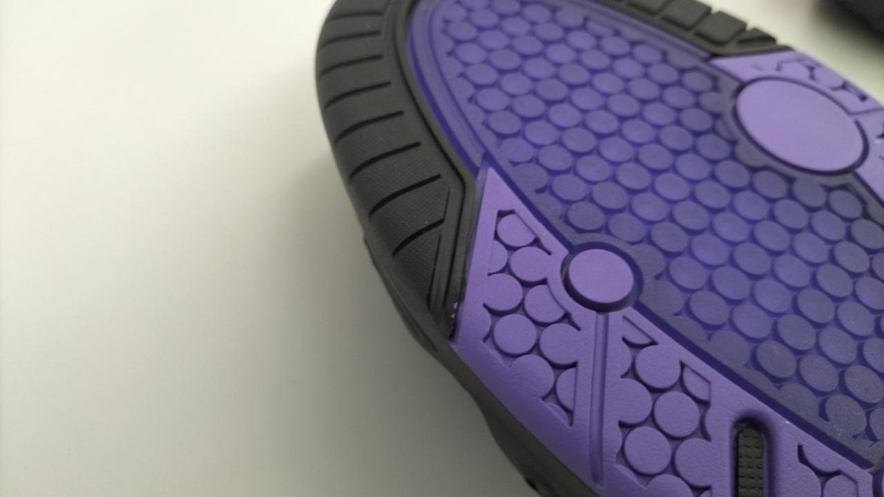 僅かに黒いゴムが剥がれています。