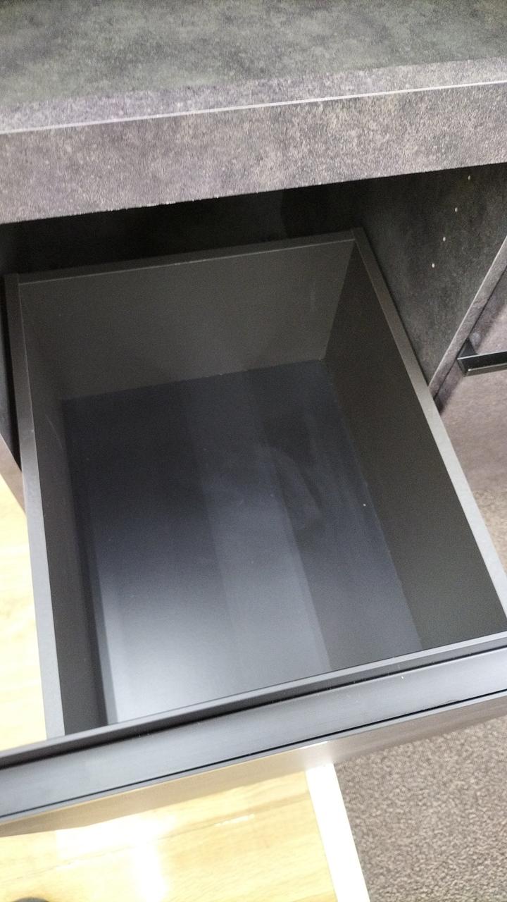 下部左の引き出しです