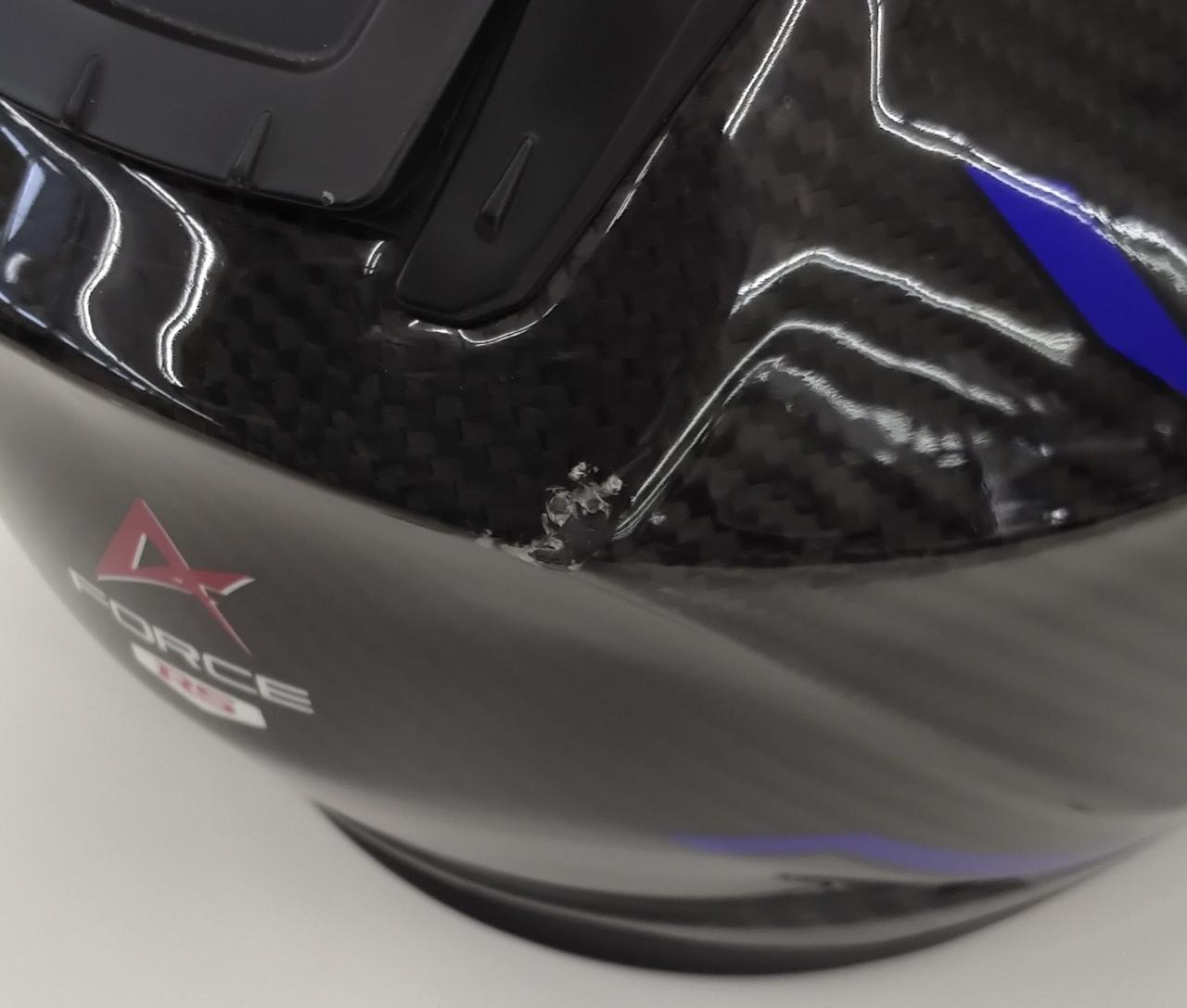 後部右側にダメージ箇所があります。