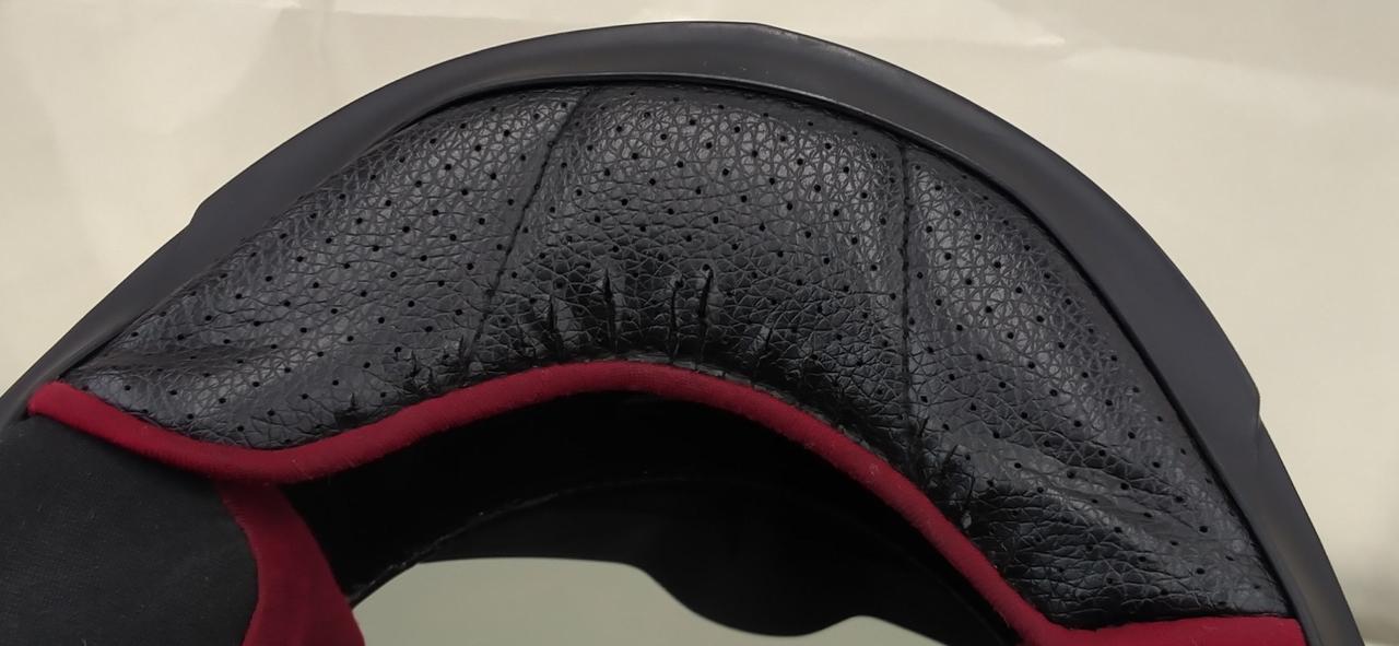 前側に細かな裂けがあります。