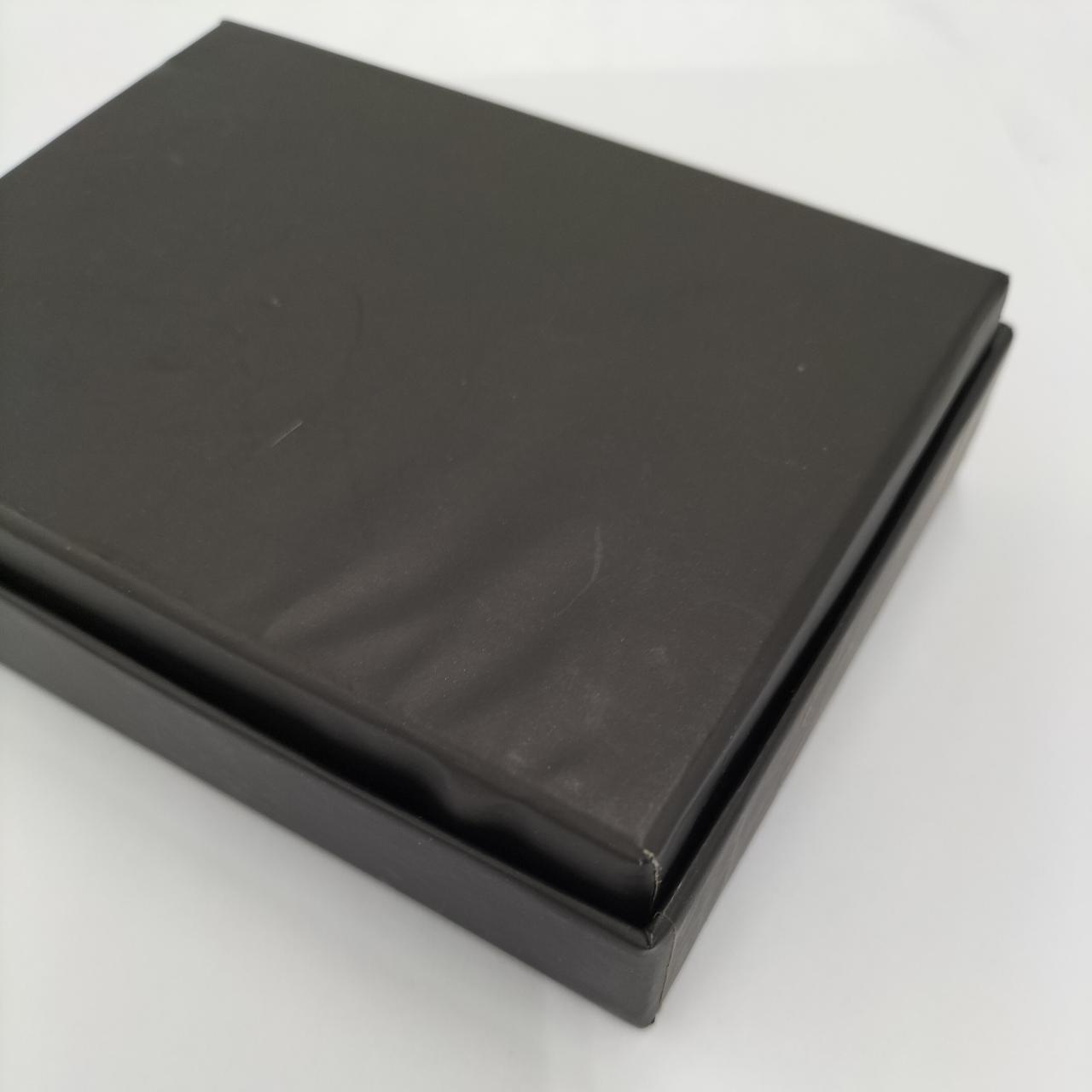 箱若干の歪みあり