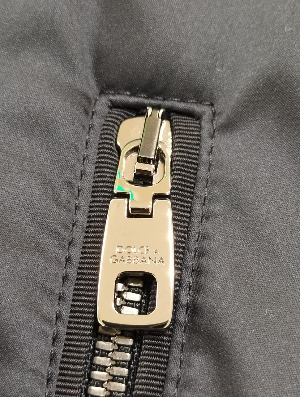 緑色は、非常口看板の反射です。