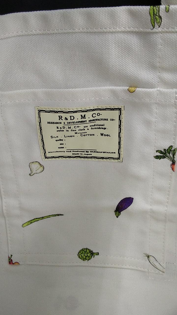 布タグの右下付近に薄らと汚れが見られます