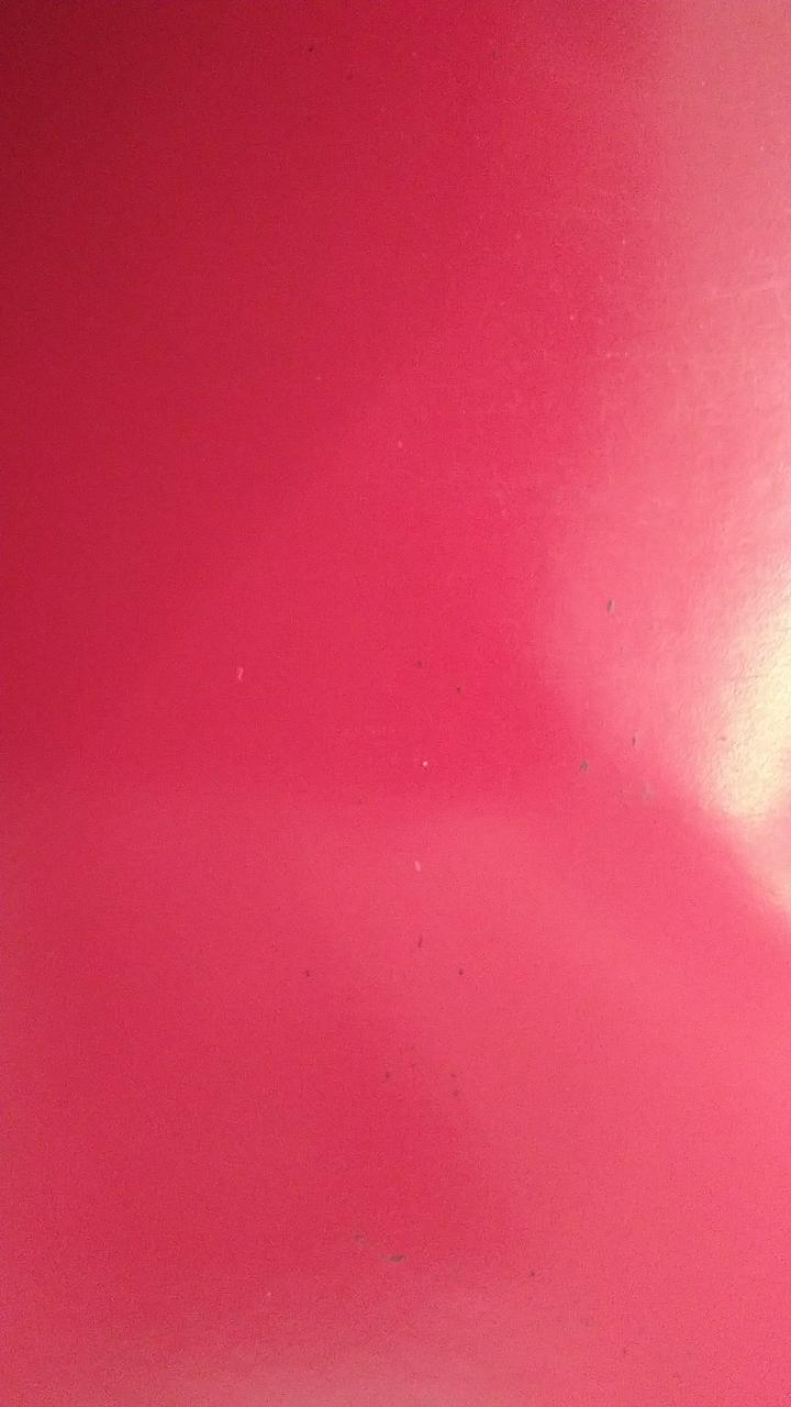 前面に黒い汚れ、小キズがあります