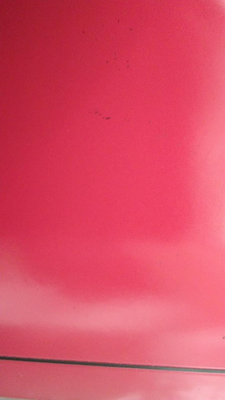 前面に黒い汚れ、小キズがあります