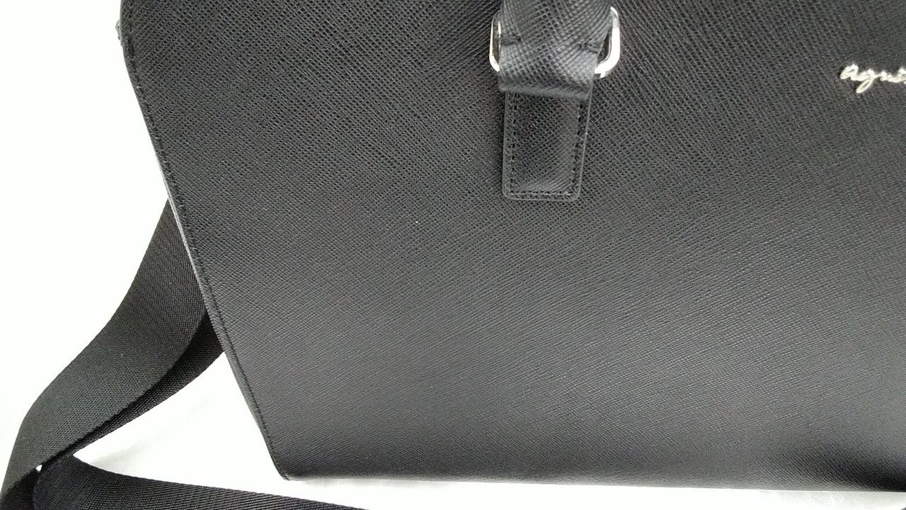 白く小さな汚れが見られます