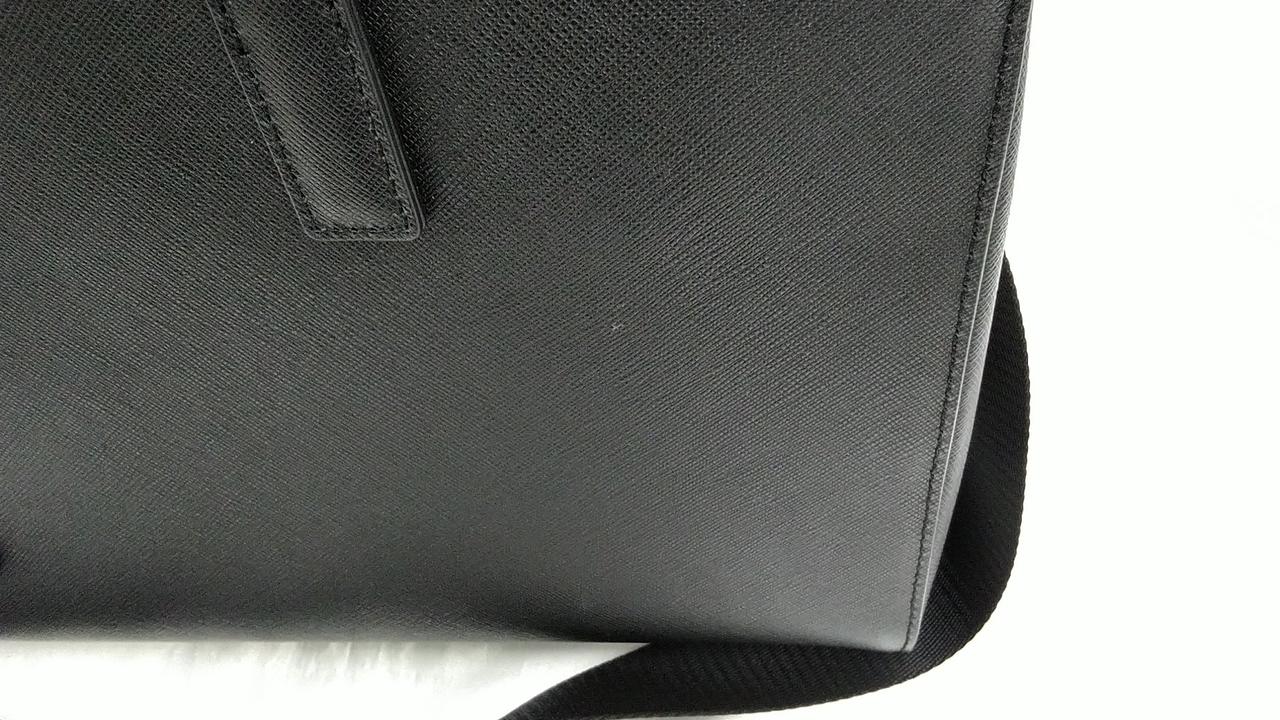 白く小さな汚れが見られます