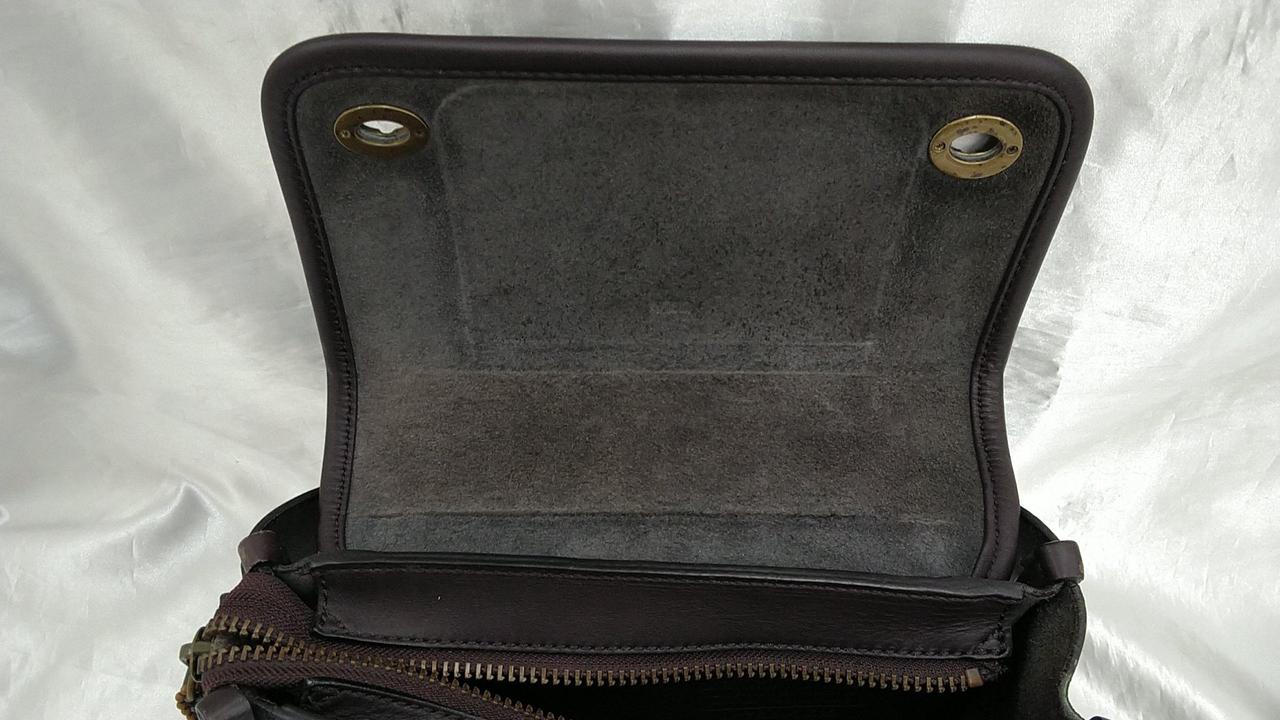 バッグ蓋裏に変色がみられます