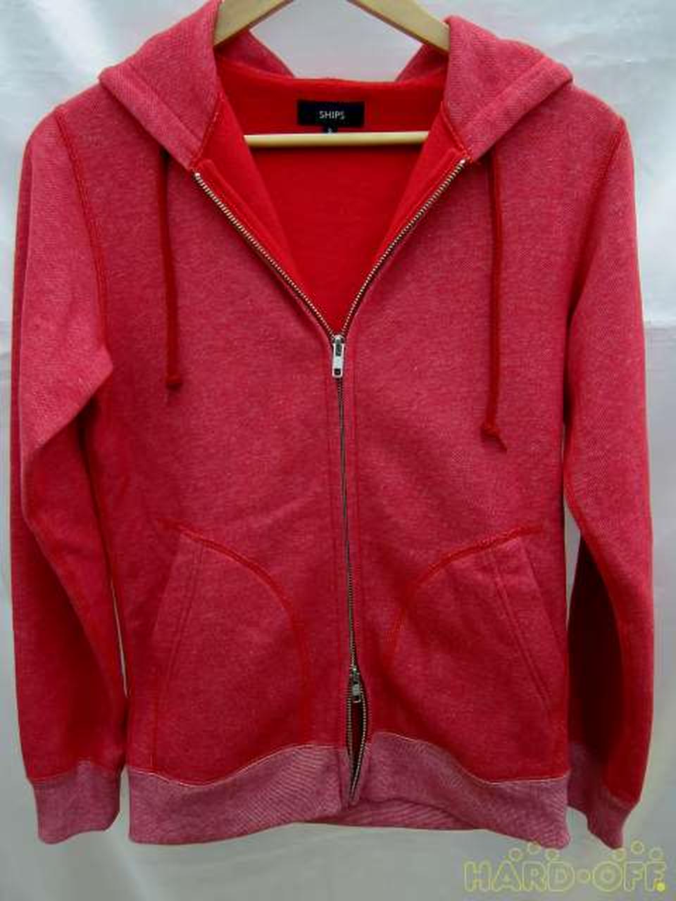 上下のジッパーが開きます