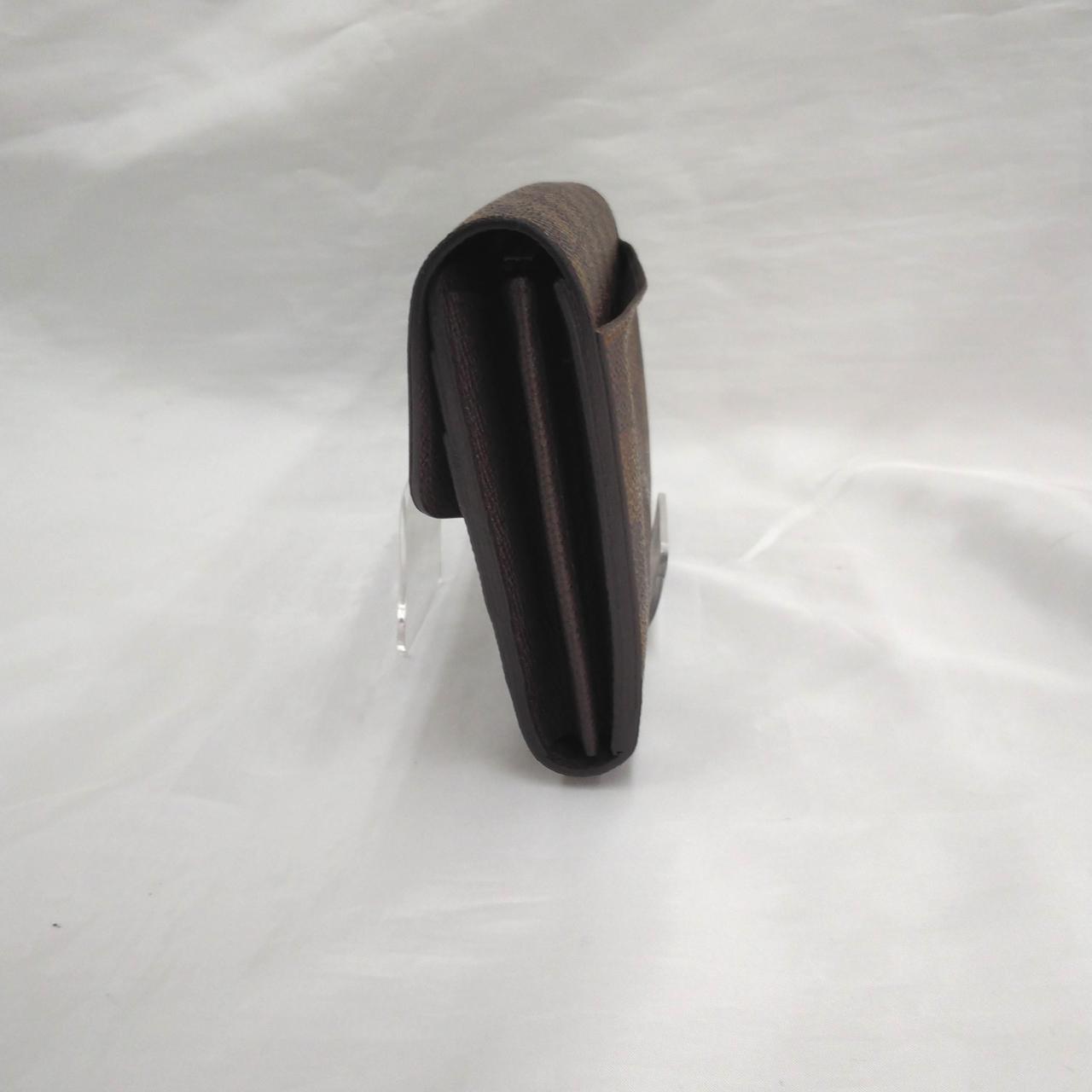 後ろポケットに反りが見られます