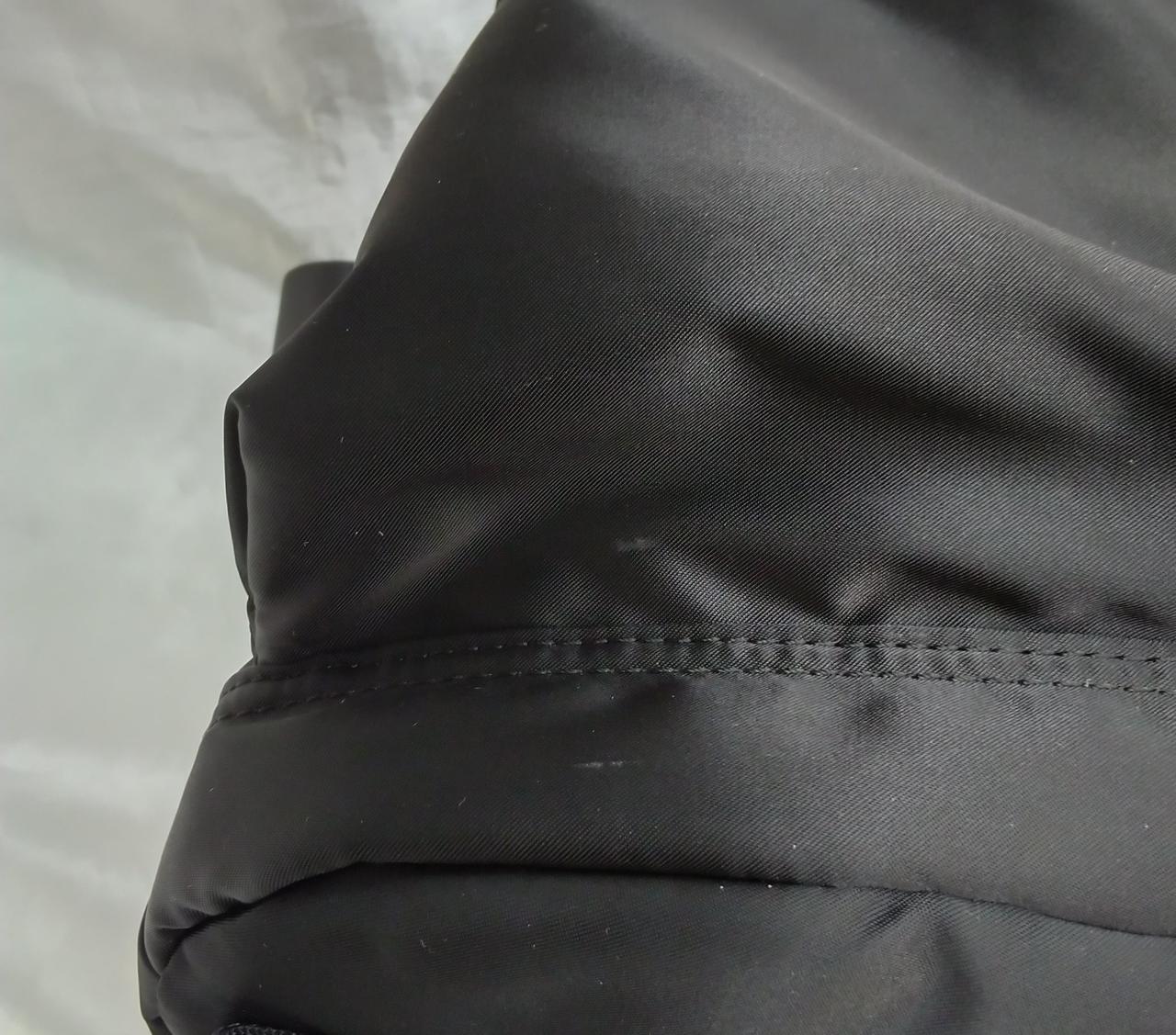 見えづらいですが白い汚れ、シミがあります