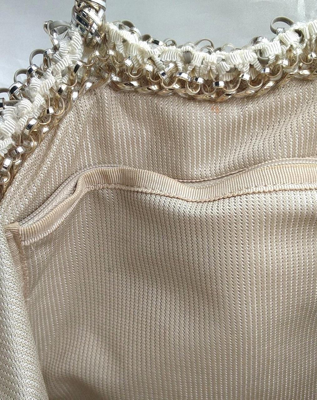 右上と中央付近に小さな汚れがあります