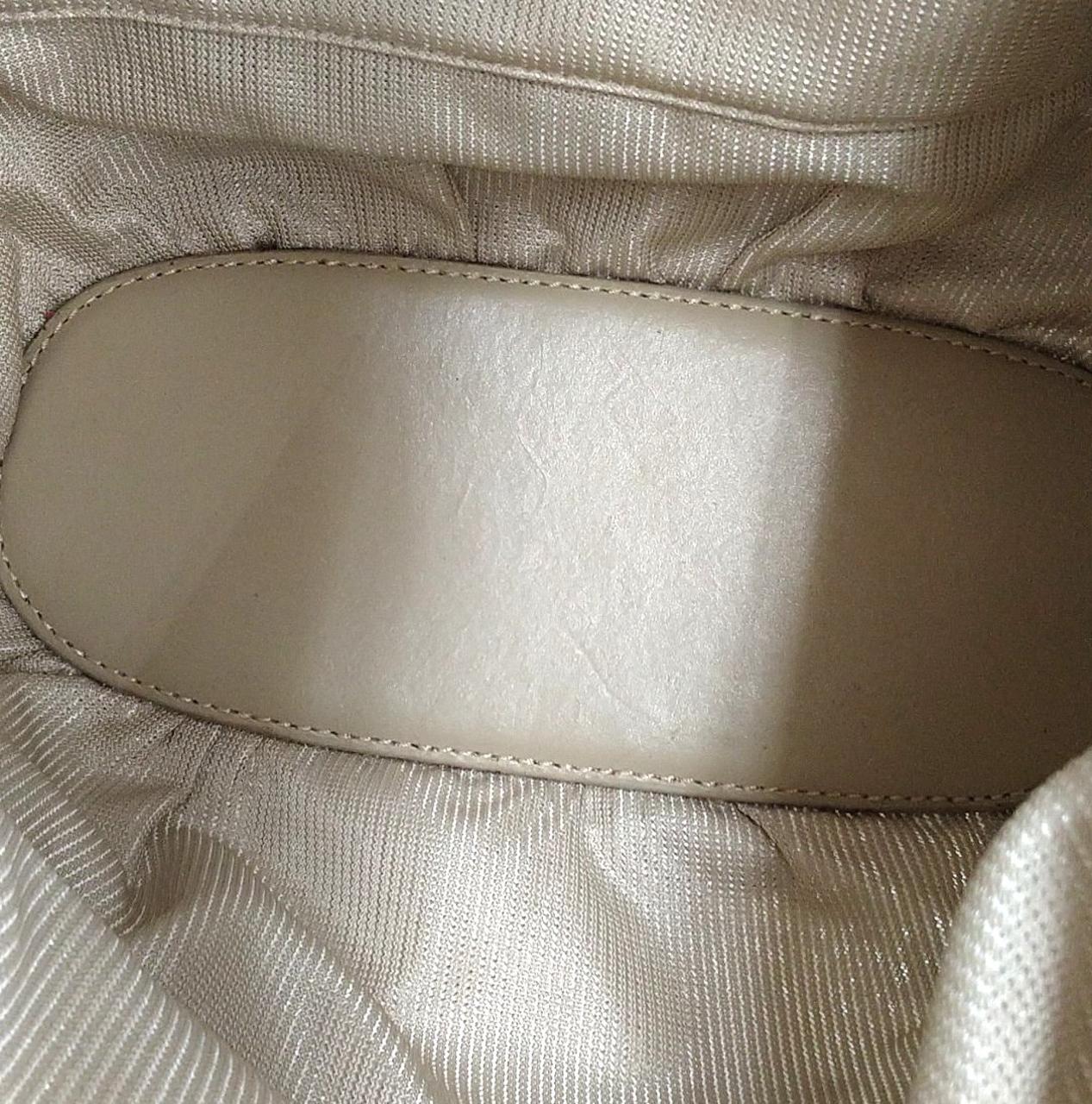 底部にキズがみられます