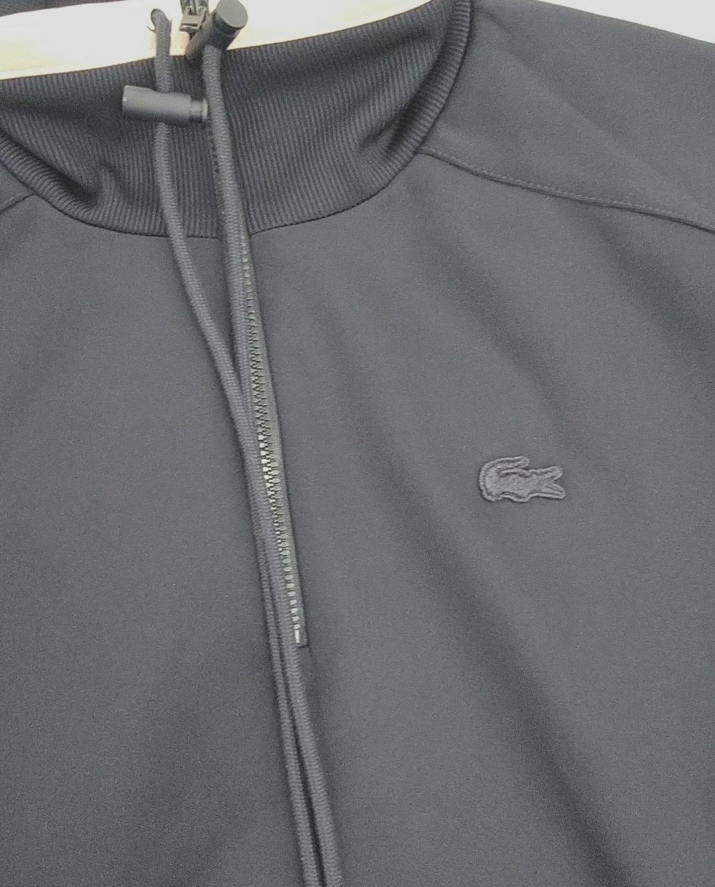 胸元に刺繍あり