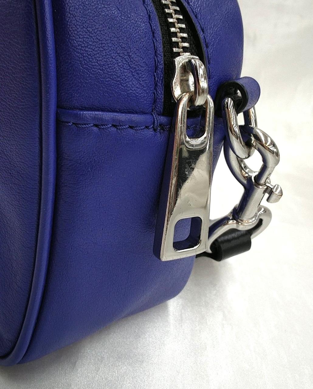 金具に小キズあります