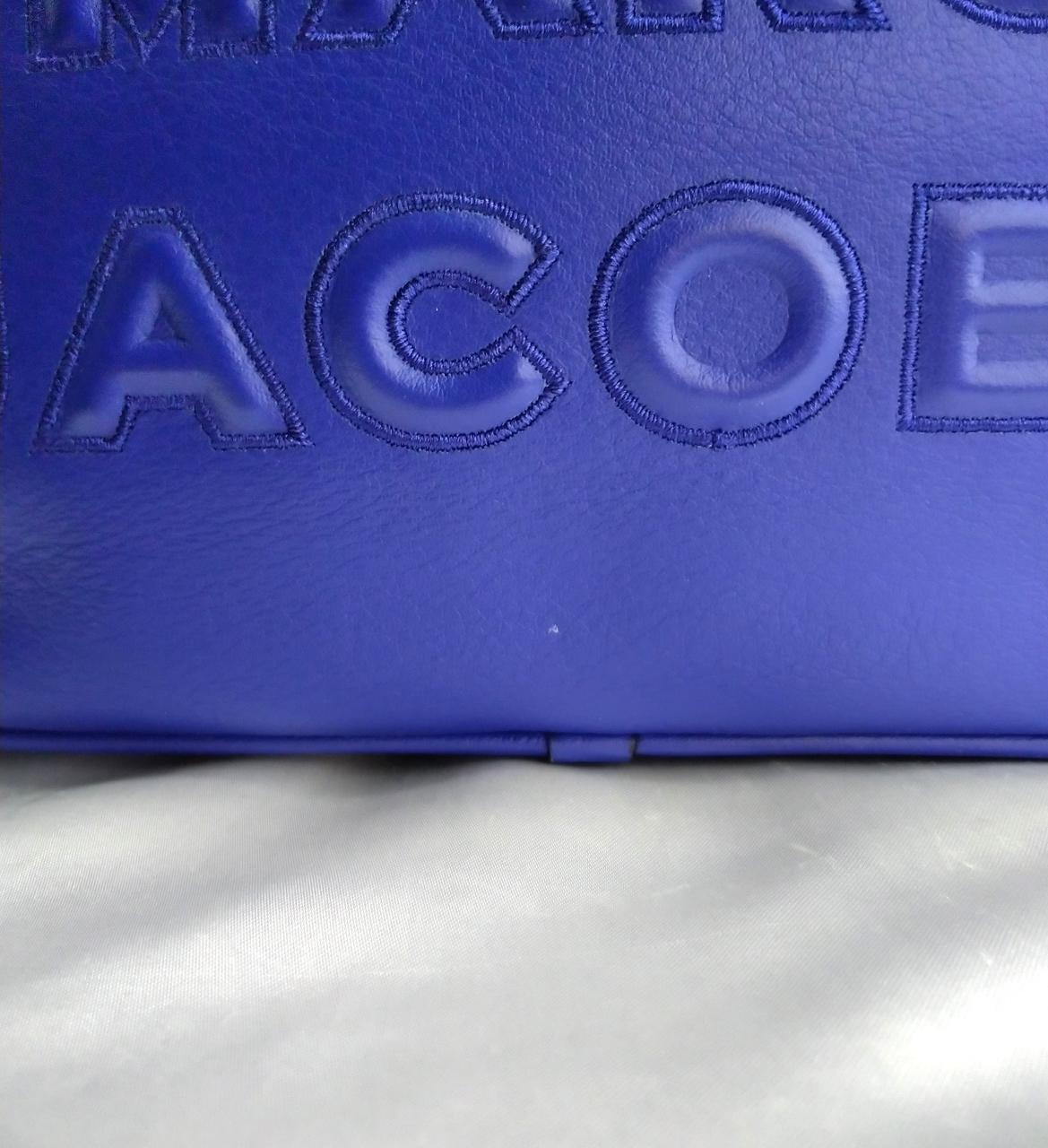 小さな白い汚れがあります