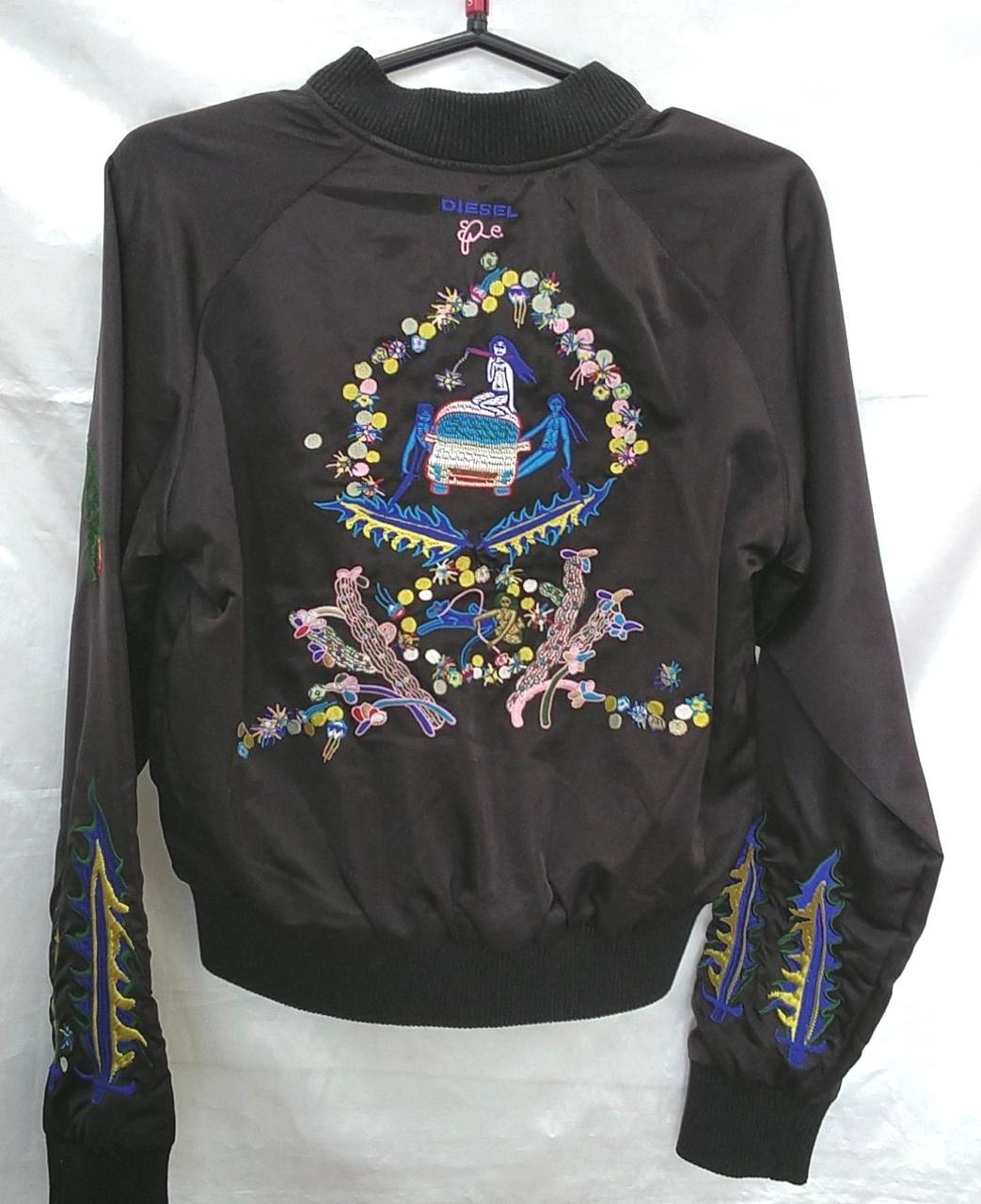 背面にも刺繍あり