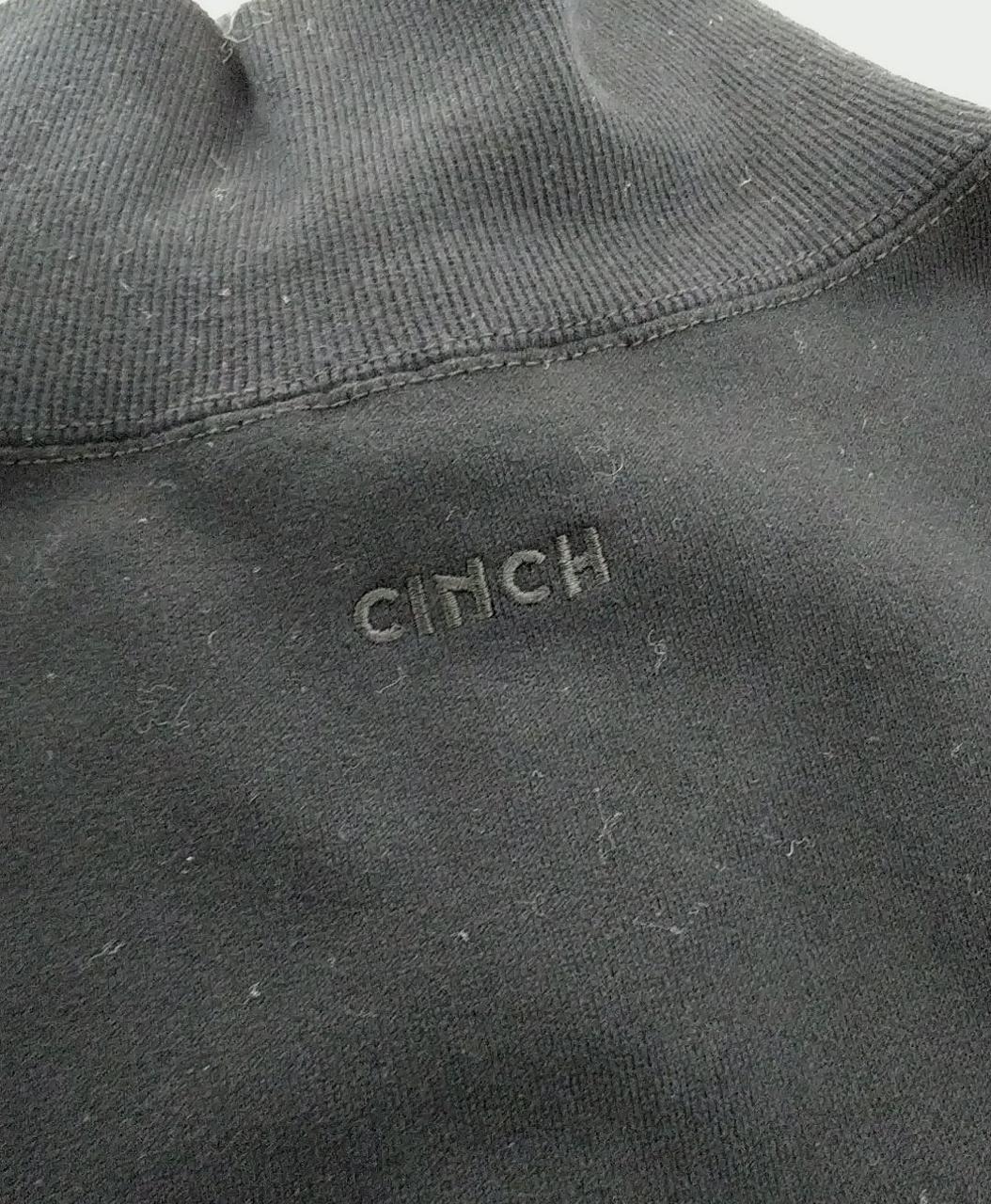 背面、首元に刺繍あり