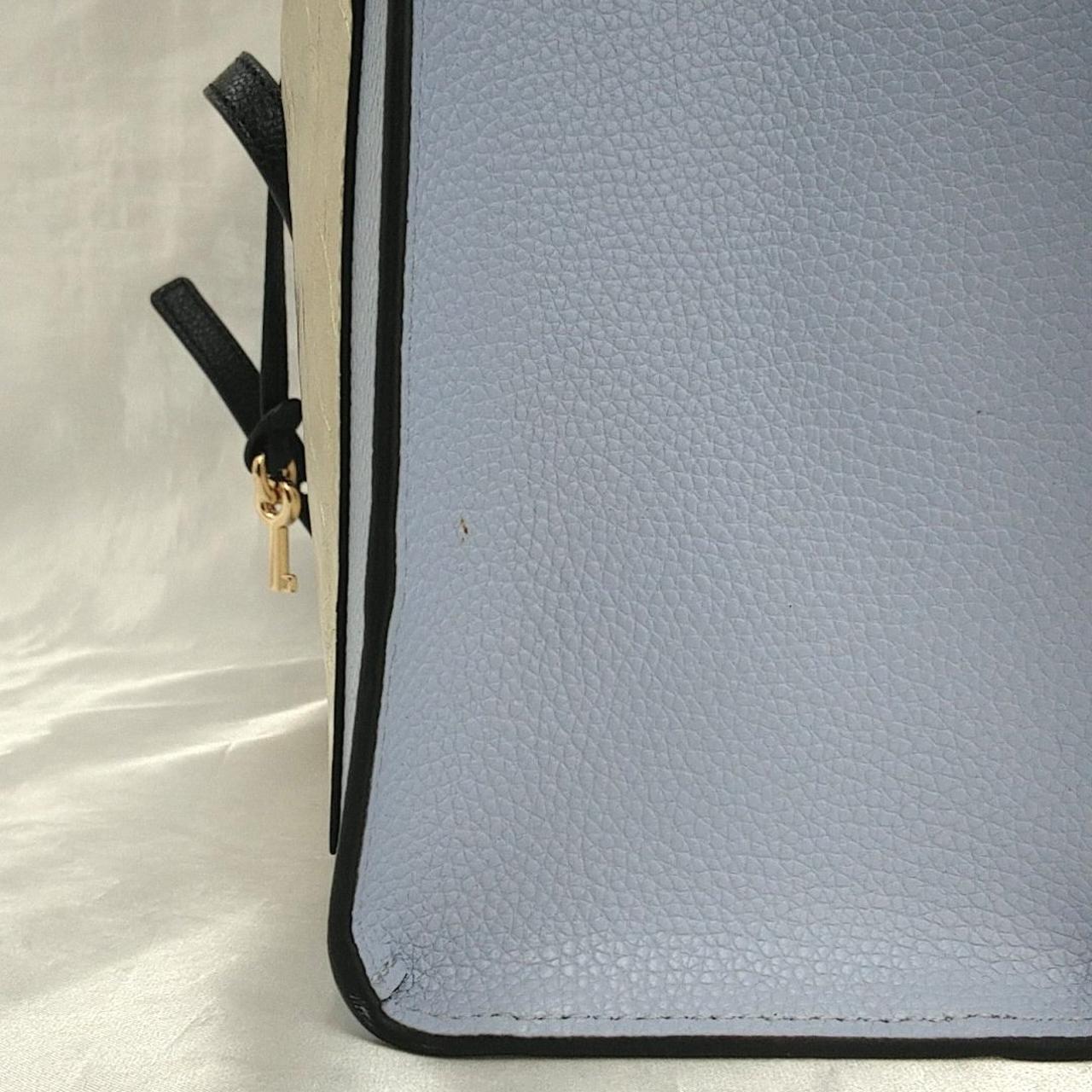 バッグ側面に茶色の汚れがあります