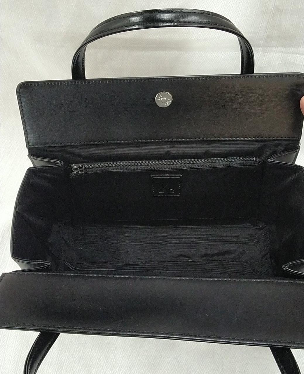 内側にチャック付きポケット