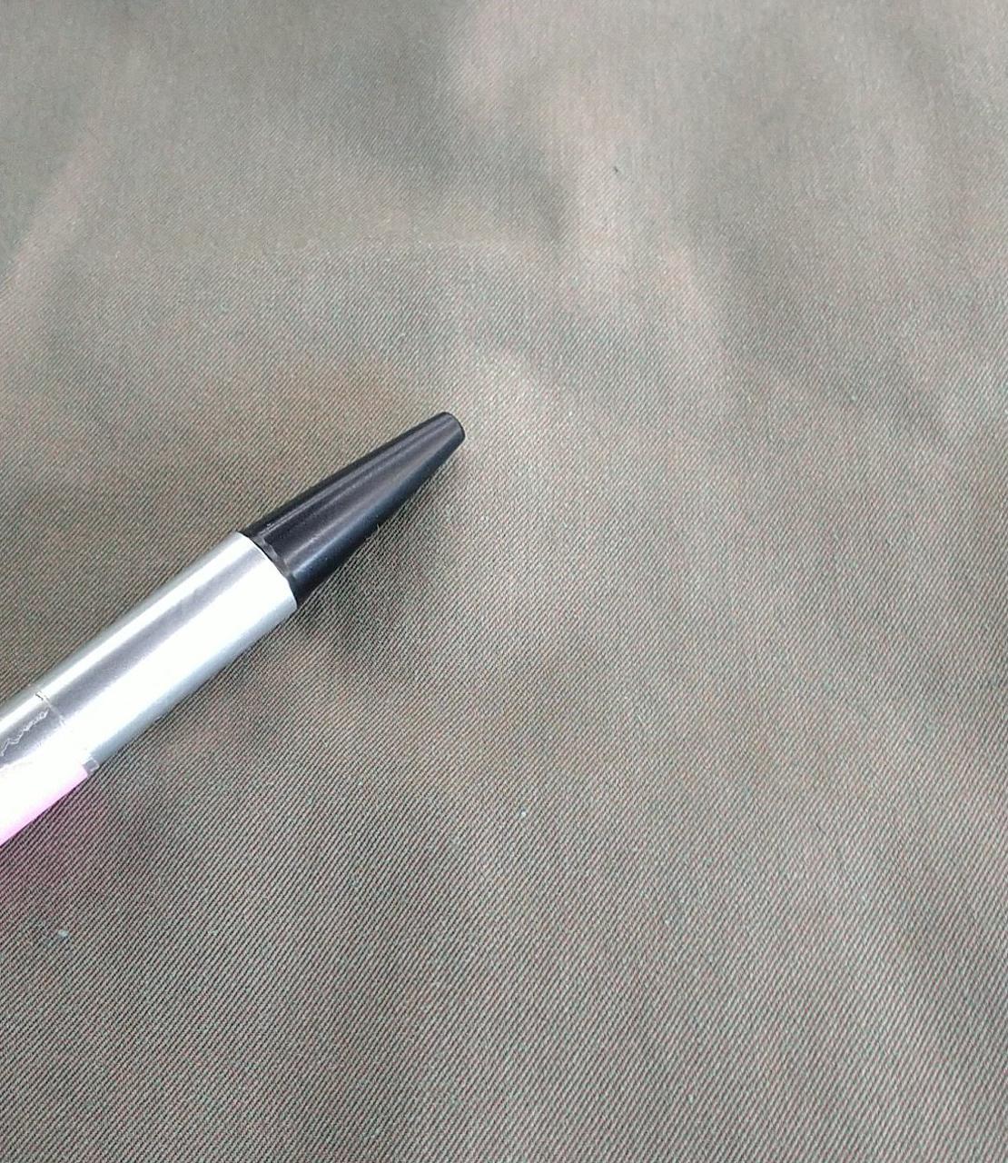 背中に薄く3㎜ほどの汚れあり