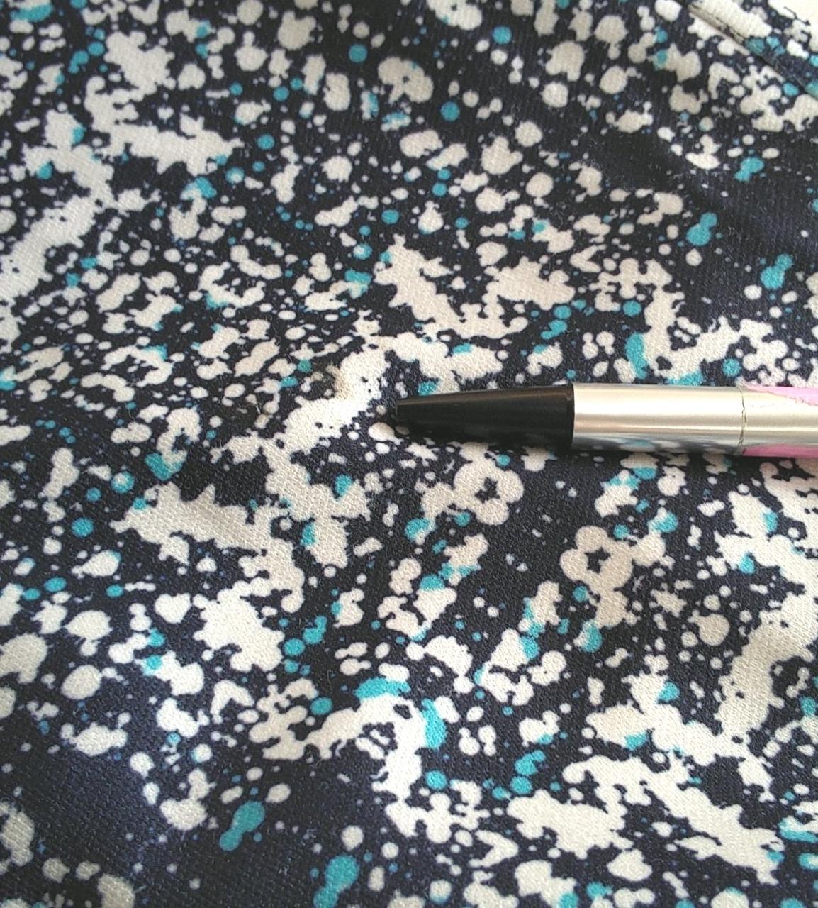 左太ももあたりに汚れあり