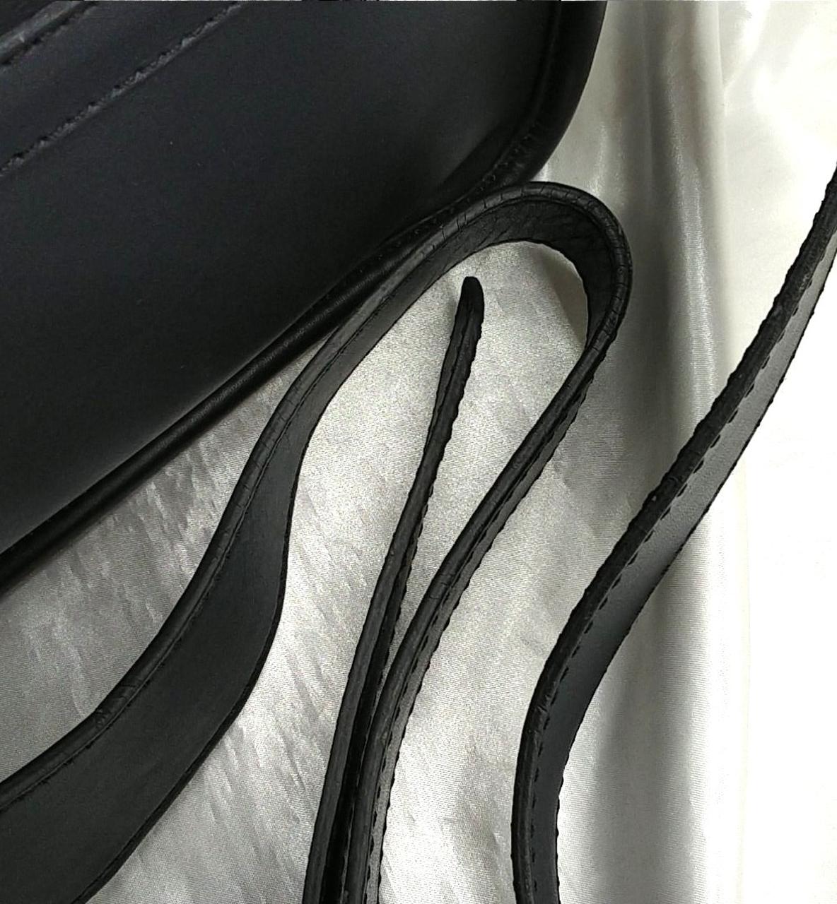 ストラップのコバが割れています