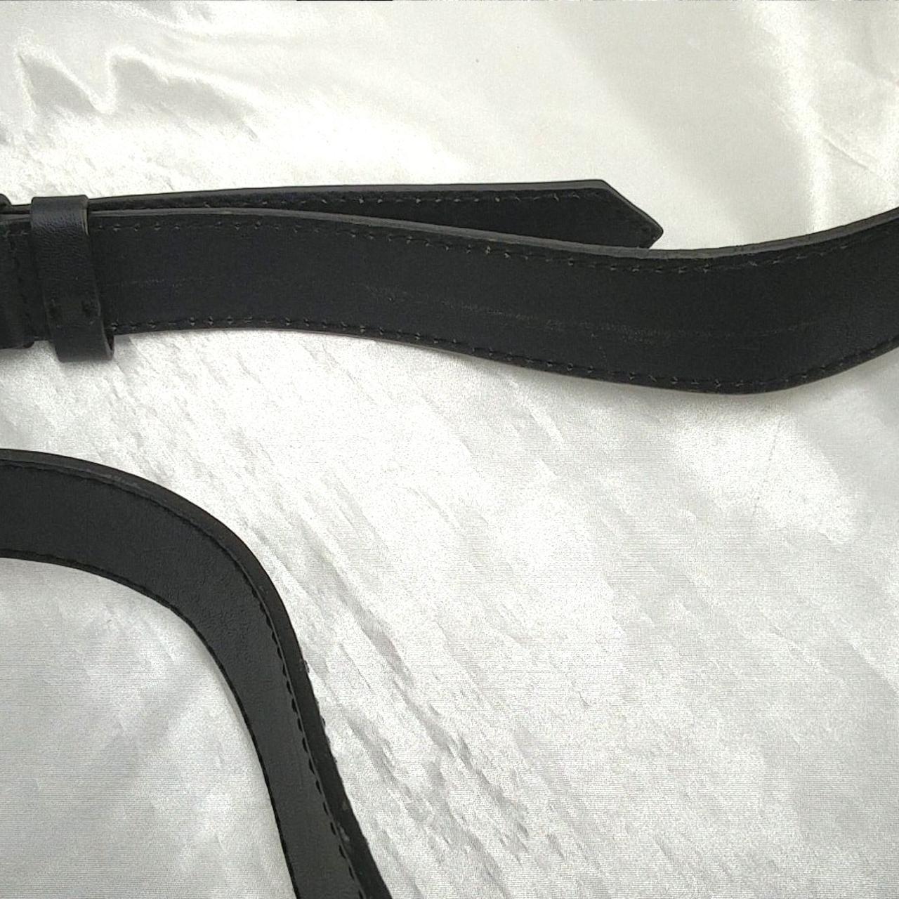 ストラップの裏側にキズがあります