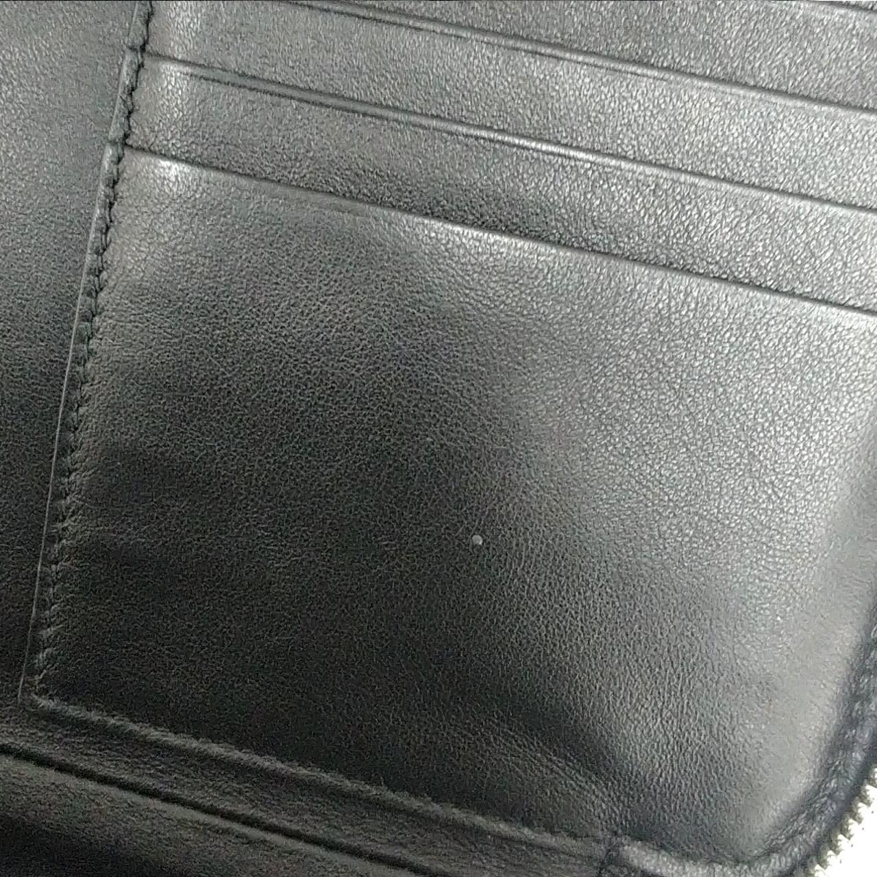 カードポケットに付着物があります