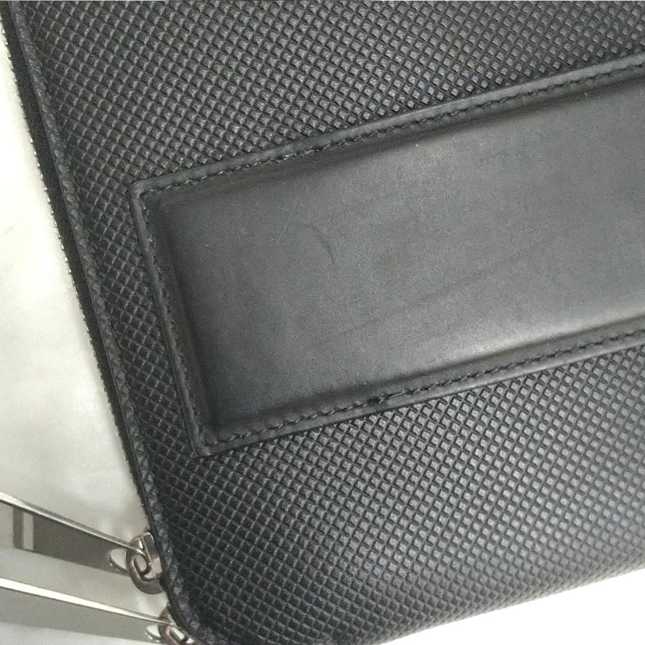 バッグ前面にキズがみられます